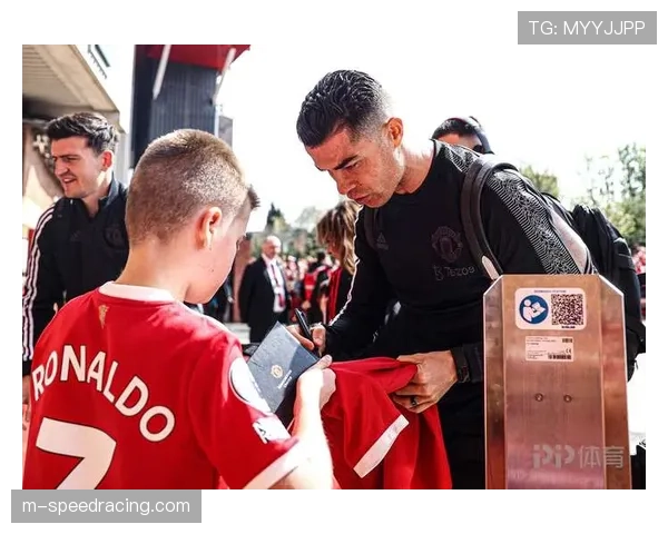 温情时刻：热那亚球员在进球后举起患病小球迷的球衣