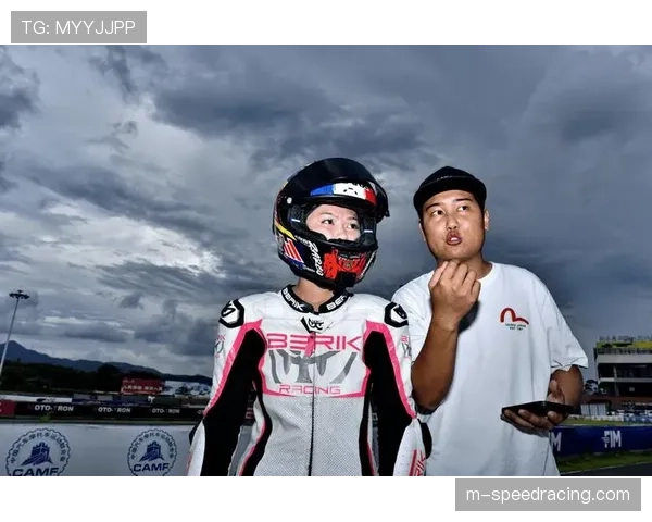 特写瞬间：竞争对手在技术路段摔倒，领先车手减速等待后两人并肩骑行数百米